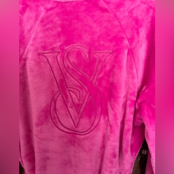 NWT Victoria’s Secret Plush pink robe with VS logo on back size xs/s - Picture 6 of 6
